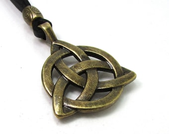 Collana da uomo con ciondolo in pelle, collana con ciondolo celtico irlandese, collana con ciondolo TRIQUETRA, collana unisex regolabile per uomo e donna, collana da surfista