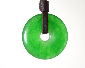 Collana con ciondolo in giada verde: cordino in pelle regolabile, stile tribale