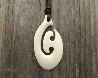 Maori incisa Osso Ciondolo Collana,Uomo Donna Ciondolo Collana di pelle,Collana regolabile,Collana Surfer,Collana Tribale,Hei Matau Pendente