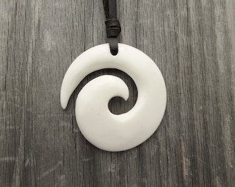 Collana con ciondolo in osso intagliato Maori, collana con ciondolo in pelle da uomo, collana regolabile, collana da surfista, collana tribale, ciondolo Koru