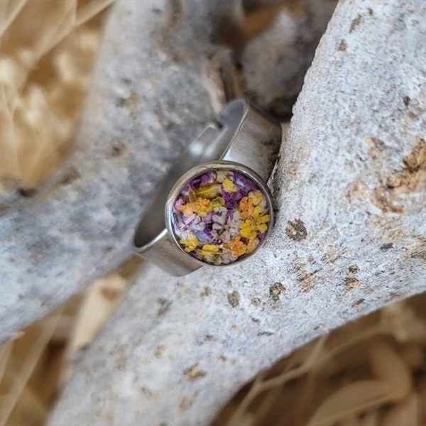 Bague en acier inoxydable avec cabochon réalisé en résine avec des poussières de fleurs séchées