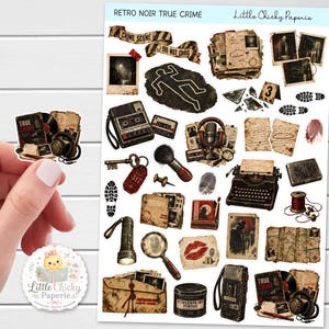 Può includere: Un foglio di adesivi intitolato Retro Noir True Crime con varie illustrazioni tra cui una sagoma col gesso, una macchina da scrivere, cassette, una lente d'ingrandimento, una torcia, polvere per impronte digitali, foto e documenti vintage.