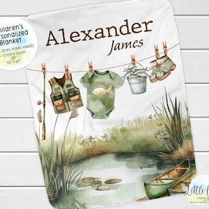 Puede incluir: Una manta de bebé personalizada con un tema de pesca. La manta presenta un chaleco de pesca verde, marrón y blanco, un mono verde y blanco, un cubo de peces y un par de botas marrones. La manta está decorada con un estanque, nenúfares y juncos verdes. El texto "Alexander James" está impreso en la manta.