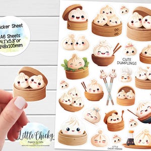 Può includere: Un foglio di adesivi con illustrazioni di simpatici ravioli in cestini e ciotole di legno. Il foglio include il testo "Cute Dumplings" e "Sticker Sheet A6 Sheets 4.1"x5.8" or 148x105mm".
