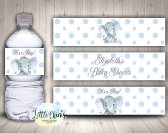 Könnte beinhalten: Wasserflaschenetiketten mit einem blauen Tupfenmuster und einer grauen Elefantenillustration. Die Etiketten zeigen "Es ist ein Junge!" und "Elizabeth's Baby Shower".