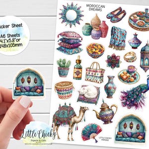 Pode incluir: Uma folha de autocolantes com ilustrações em aquarela de itens com tema marroquino, incluindo um camelo, um pavão, lanternas e almofadas. A folha também apresenta o texto "Moroccan Dreams" e "Sticker Sheet A6 Sheets 10,4x14,7cm".