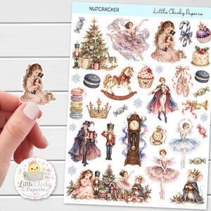 Peut inclure: Une planche d'autocollants intitulée NUTCRACKER par Little Chicky Paperie présentant des illustrations à l'aquarelle d'un sapin de Noël, de casse-noisettes, de ballerines, d'un cheval à bascule, d'une horloge, de macarons et d'une souris couronnée.