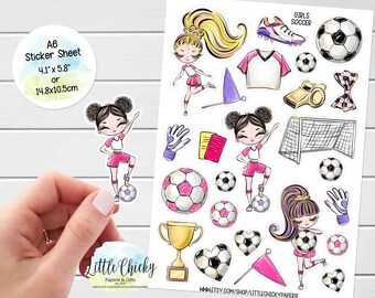 Pode incluir: Uma folha de adesivos com meninas jogando futebol. Os adesivos incluem uma bola de futebol, um gol, um apito, um troféu e uma menina com rabo de cavalo segurando uma bola de futebol. A folha mede 4,1 polegadas por 5,8 polegadas.