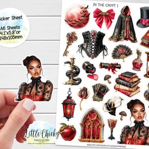 Può includere: Un foglio di adesivi con varie illustrazioni a tema gotico, tra cui una donna, un corsetto, un cappello a cilindro, un fiocco rosso e una clessidra rossa. Il foglio include anche il testo "IN THE CRYPT 1" e "Sticker Sheet A6 Sheets 148x105mm."