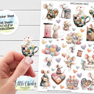 Könnte beinhalten: Ein Stickerbogen mit Aquarellillustrationen von Patchwork-Mäusen. Der Bogen enthält verschiedene Mäuse-Designs, Herzen, Teetassen und Garnrollen. Der Stickerbogen hat die Größe A6, misst 10,4 cm x 14,7 cm. Der Text "Patchwork Mice" steht oben.