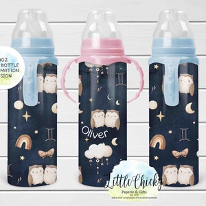 Puede incluir: Un conjunto de tres biberones de 237 ml con un diseño de sublimación que presenta búhos, estrellas, lunas, arcoíris y el signo del zodíaco Géminis. Los biberones son azules, rosas y azules con tetinas de silicona transparentes. Una botella tiene el nombre "Oliver" impreso en ella.