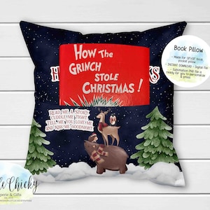 Könnte beinhalten: Ein blaues Buchkissen mit einer roten Buchentasche mit dem Text "How The Grinch Stole Christmas!" und einer Winterszene mit einem Rentier und einem Bären. Das Kissen ist für ein 45,7 cm großes Buch geeignet und ist ein digitaler Download.