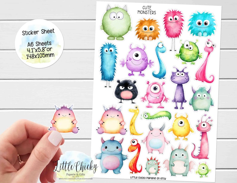 Pu&ograve; includere: Un foglio di adesivi con vari mostri colorati in stile cartone animato di diverse forme e dimensioni. Il foglio include il testo Cute Monsters e indica la dimensione come A6 Sheets 148mm per 105mm. Un singolo adesivo di mostro &egrave; tenuto a parte.