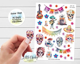 Puede incluir: Una hoja de pegatinas con ilustraciones de temática del Día de Muertos. Las pegatinas incluyen calaveras de azúcar, flores, una guitarra, un sombrero y pancartas. La hoja mide 4,1 pulgadas por 5,8 pulgadas o 148 mm por 105 mm.