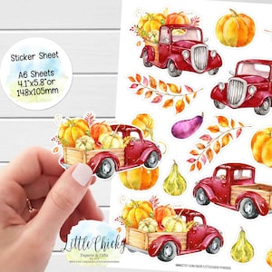 Può includere: Un foglio di adesivi con camioncini vintage rossi pieni di zucche, zucche e foglie autunnali. Il foglio di adesivi è etichettato "Red Truck Harvest" e include il testo "Sticker Sheet, A6 Sheets, 4.1"x5.8" or 148x105mm".