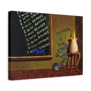 Puede incluir: Impresión en lienzo que representa una escena humorística. Una pizarra muestra repetidamente "I WILL BEHAVE", con "NOT" tachado. Un ratón con un gorro de fiesta está sentado en un taburete, junto a un dibujo de un gato. Un bote de pintura y un pincel están en el suelo.