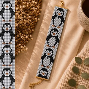 Puede incluir: Una pulsera rectangular de cuentas con un patrón repetitivo de cuatro pingüinos en blanco y negro con picos naranjas. La pulsera está terminada con barras de metal dorado en los extremos, un cierre de mosquetón y un pequeño dije de copo de nieve.