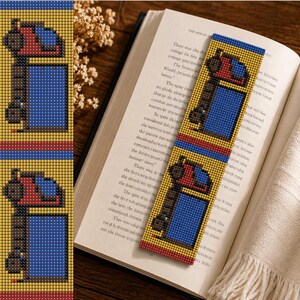 Peut inclure: Un signet perlé avec un motif coloré composé de rouge, de bleu et de jaune. Le signet est placé dans un livre ouvert avec du texte visible sur les pages. Le signet a un design géométrique.