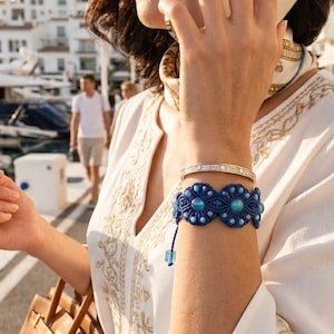 Elegante bracciale in macramè blu navy, gioielli tessili di design, bracciale regolabile in stile boho chic.