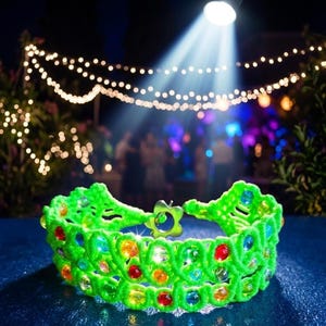 Puede incluir: Un collar tipo gargantilla de ganchillo en color verde neón brillante con un patrón de ondas repetitivo e incrustaciones de cuentas translúcidas multicolores. El collar se asegura con un broche plateado en forma de flor.