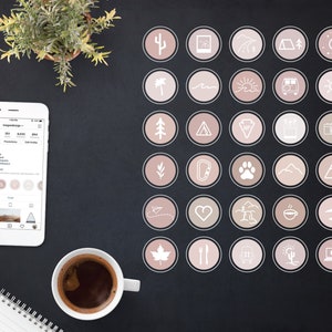 Peut inclure: Un ensemble de 25 couvertures de surbrillance d'histoire Instagram avec un design minimaliste. Les couvertures sont de couleur brun clair avec des contours blancs et diverses icônes, notamment un cactus, un palmier, une tente, une montagne, un cœur, une tasse de café et un avion. Les icônes sont toutes liées au voyage et à l'aventure.