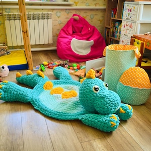 パーソナライズされた恐竜ラグセット - カスタムカラーの子供用プレイマット、おもちゃオーガナイザーバスケット、枕 | 子供部屋の装飾 | お子様へのクリスマスプレゼント