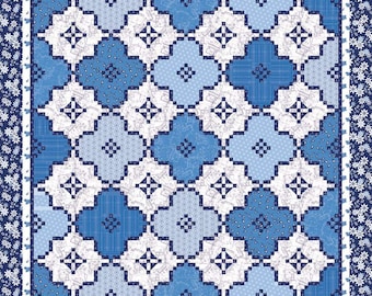 Op de afbeelding: Een vierkante blauwe en witte stof met een geometrisch ontwerp. De stof heeft een rand van kleine witte bloemen op een blauwe achtergrond.