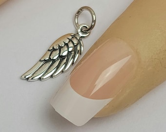 Pequeño dije de ala hacia la derecha, plata de ley, dije de ala de ángel