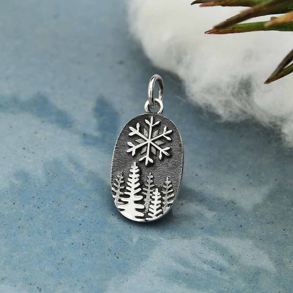 35 % de réduction sur la vente Aucun coupon nécessaire Pendentif arbre enneigé et flocon de neige en argent sterling, A4244