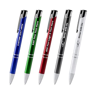 Peut inclure: Cinq stylos à bille bleus, verts, rouges, noirs et blancs. Chaque stylo a un clip et une pointe argentés. Les stylos portent les inscriptions "CUSTOM TEXT HERE", "Add Your Text Here", "Add Your Logo & Text Here", et "Grow with Us".