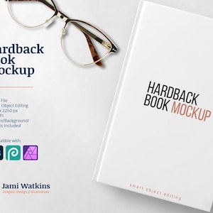 以下が含まれることがあります： 白いハードカバーの書籍のモックアップで、黒い文字で「Hardback Book Mockup」と書いてあります。モックアップは白い表面に置かれており、その表面には金縁の眼鏡が置かれています。本の底には「smart object editing」という文字があります。