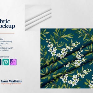Può includere: Un mockup di tessuto con uno sfondo bianco e un motivo floreale blu-verde. Il motivo presenta fiori bianchi e foglie verdi. Il testo "Fabric Mockup" è in alto nell'immagine. Il testo "Jami Watkins Graphic Design/Illustration" è in basso nell'immagine.