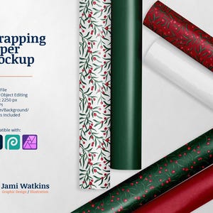 Puede incluir: Una maqueta de papel de regalo con fondo verde y bayas rojas. El papel está enrollado y los extremos son visibles. El texto "Wrapping Paper Mockup" está en la parte superior de la imagen.