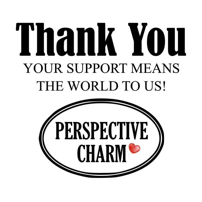 Pu&ograve; includere: Grafica bianca con le parole "Thank You" in grassetto nero. Sotto, si legge "Your support means the world to us!" Una grafica ovale dice "Perspective Charm" con un cuore rosso.