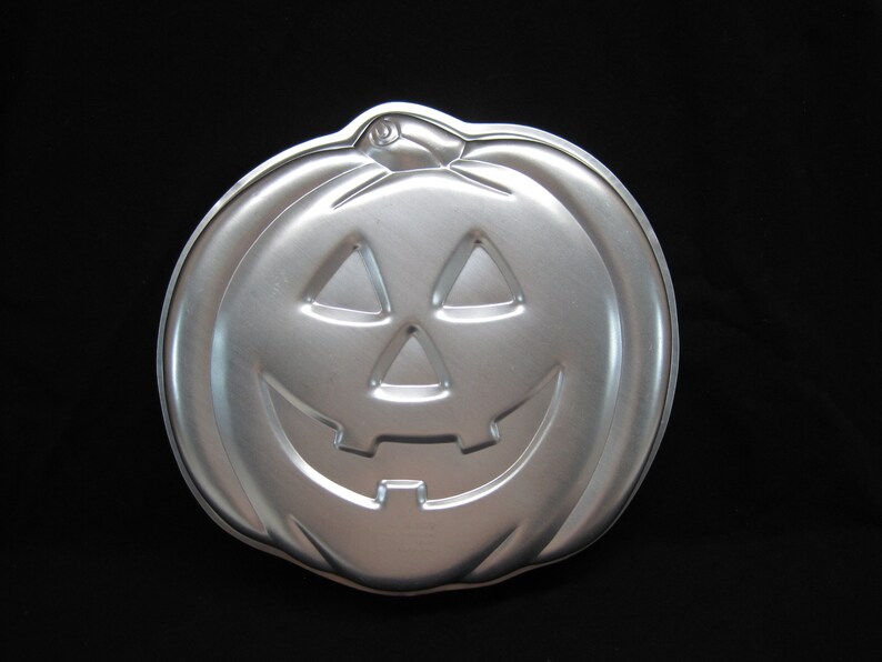 Bake and Decorate Novelty Halloween Cake Pumpkin Face Mold Contoured Aluminum Baking Pan Wilton Jack-O-Lantern Cake Pan # 2105-3068