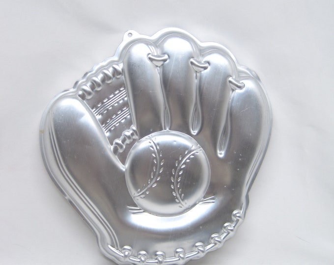 Vintage Wilton Baseball Glove Cake Pan 21051234, Collectible Sports