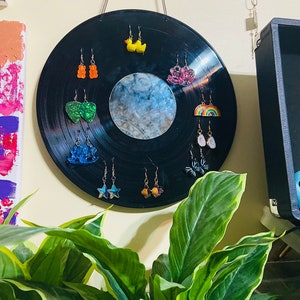 Vinyl record earring display | record player | room decor | 70’s | decoration | earring holder | gift ideas | cute gift | valentine gift
