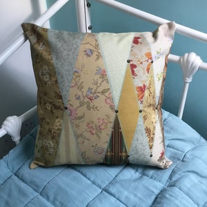 Housse de coussin en tissu musée Escape to the Chateau d&#39;Angel Strawbridge