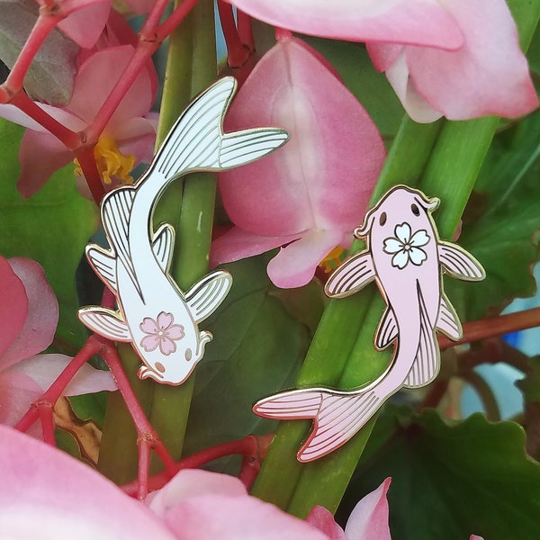 Broches de Carpa Koi Sakura Rosa e Branca - Broches de Carpa Koi Sakura em Esmalte Duro - Broches de Peixe Koi com Flor de Cerejeira Japonesa