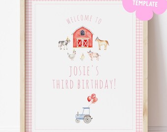 Könnte beinhalten: Druckbarer Schild mit einem rosa-weiß karierten Hintergrund. Das Schild sagt "Willkommen zum dritten Geburtstag von Josie!" und zeigt einen roten Stall, Nutztiere und einen blauen Traktor mit roten Ballons.