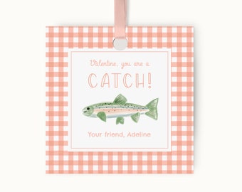 Op de afbeelding: Een roze en witte geruite kaart met een aquarel-illustratie van een forel. De kaart staat er: "Valentine, you are a CATCH!" en "Your friend, Adeline".