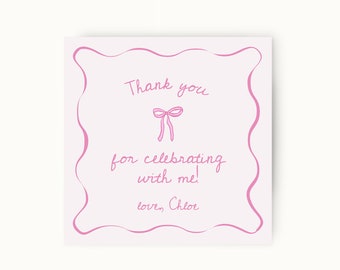 Peut inclure: Carte de remerciement rose avec un nœud rose et le texte "Merci de fêter avec moi ! Avec amour, Chloé" et le texte "everything BUT THE confetti" en bas.