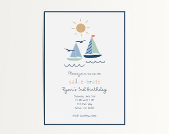Könnte beinhalten: Eine blaue und weiße Einladung mit einer Sonne, zwei Segelbooten und dem Text "Please join us as we sail-e-brate Ryan's 3rd birthday" mit Details zur Veranstaltung.