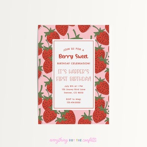 Pode incluir: Um convite de anivers&aacute;rio rosa e vermelho com um padr&atilde;o de morangos. O texto diz "Join us for a Berry Sweet Birthday Celebration! It's Harper's First Birthday!" com detalhes do evento, incluindo a data, a hora, o endere&ccedil;o e as informa&ccedil;&otilde;es de RSVP.