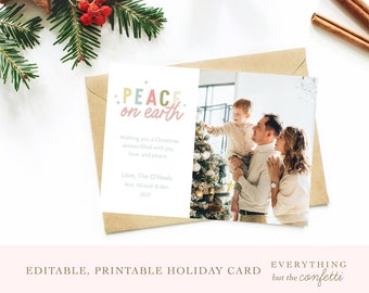 Puede incluir: Una tarjeta de Navidad con una foto de una familia de pie frente a un árbol de Navidad decorado. La tarjeta tiene el texto "PEACE on earth" en letras de colores y el mensaje "Wishing you a Christmas season filled with joy, love, and peace." La tarjeta está firmada "Love, The O'Neals Kirk, Nichole & Ben 2021."