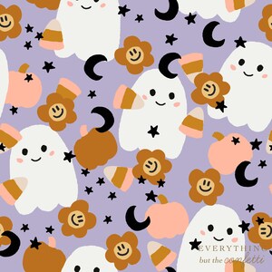 以下が含まれることがあります： 薄い紫色の背景に、さまざまなハロウィーンをテーマにしたイラストが描かれたシームレスパターン。パターンには、幽霊、カボチャ、キャンディーコーン、星、月、そして笑顔の顔をした花が含まれています。