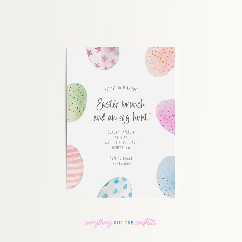 Pu&ograve; includere: Un invito a un brunch di Pasqua e una caccia alle uova con illustrazioni ad acquerello di uova colorate. L'invito include la data, l'ora, l'indirizzo e le informazioni di RSVP.