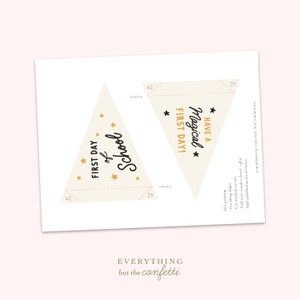 Pode incluir: Modelo imprim&iacute;vel para um cone do primeiro dia de aula. O cone &eacute; bege com estrelas douradas e o texto "First Day of School" e "Have a Magical First Day!"
