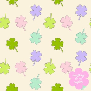 Puede incluir: Un patrón sin costuras de tréboles de cuatro hojas en varios colores, incluyendo verde, rosa, morado y azul claro, sobre un fondo beige claro. El texto "everything but the confetti" está escrito en rosa sobre un trébol de cuatro hojas rosa.