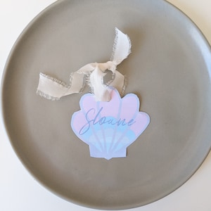 Etiquetas de regalo &quot;Let&#39;s Shell-e-brate&quot;, etiquetas de recuerdo imprimibles, tarjetas de lugar con conchas editables, fiesta bajo el mar, imprimibles para fiestas temáticas de sirenas para niños